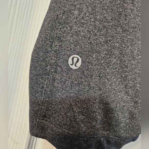 Lululemon Men's Gray Shorts - Picture 4 of 7